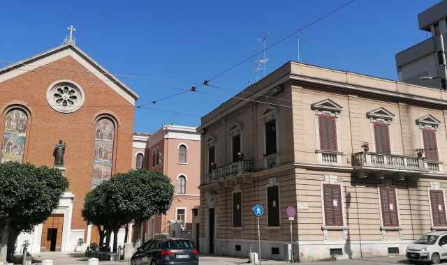 Bari, sulla trafficata piazza Luigi di Savoia si nasconde un piccolo gioiello:  Palazzina Tinelli